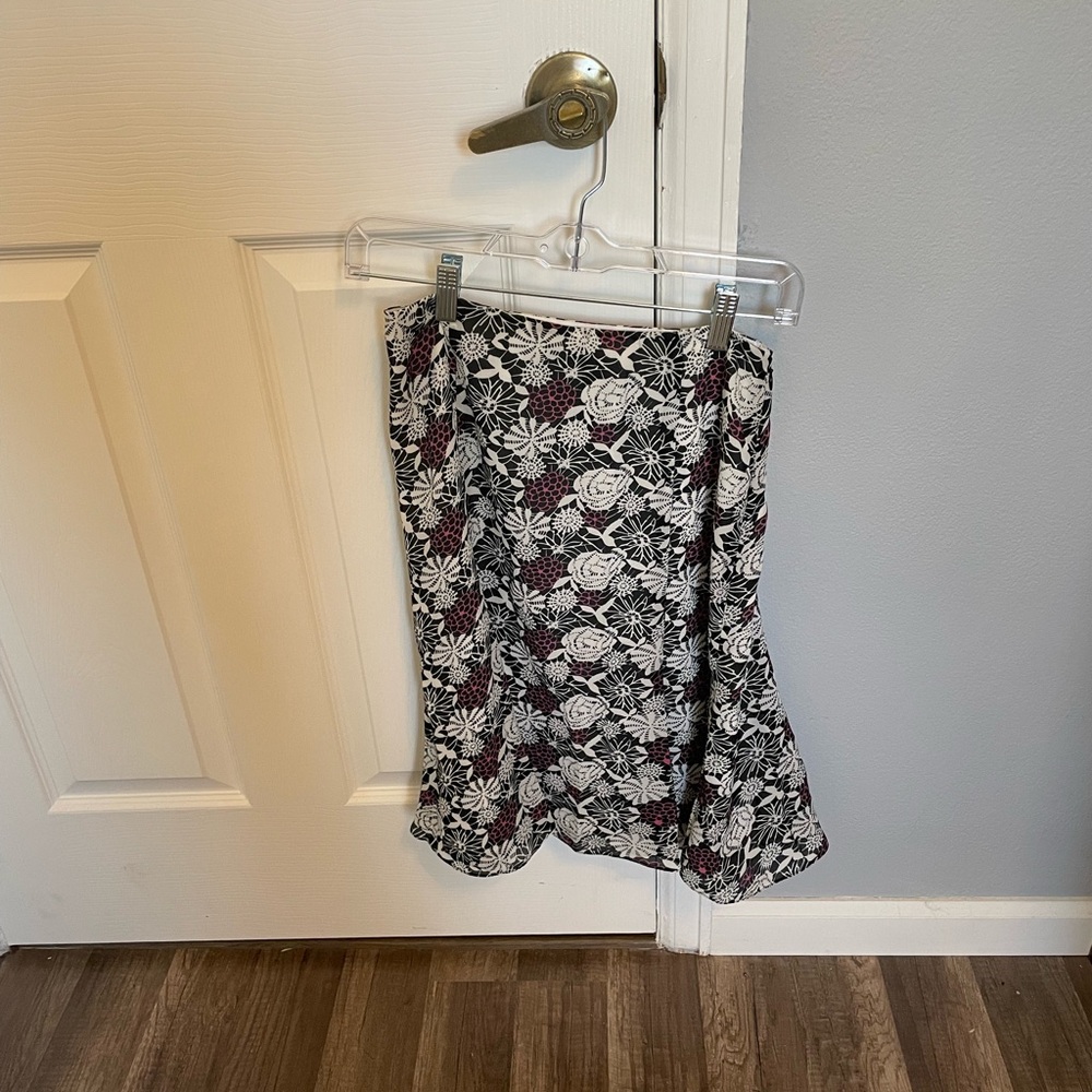 Ann Taylor Symmetrical Floral Skirt - Black and White Size 0